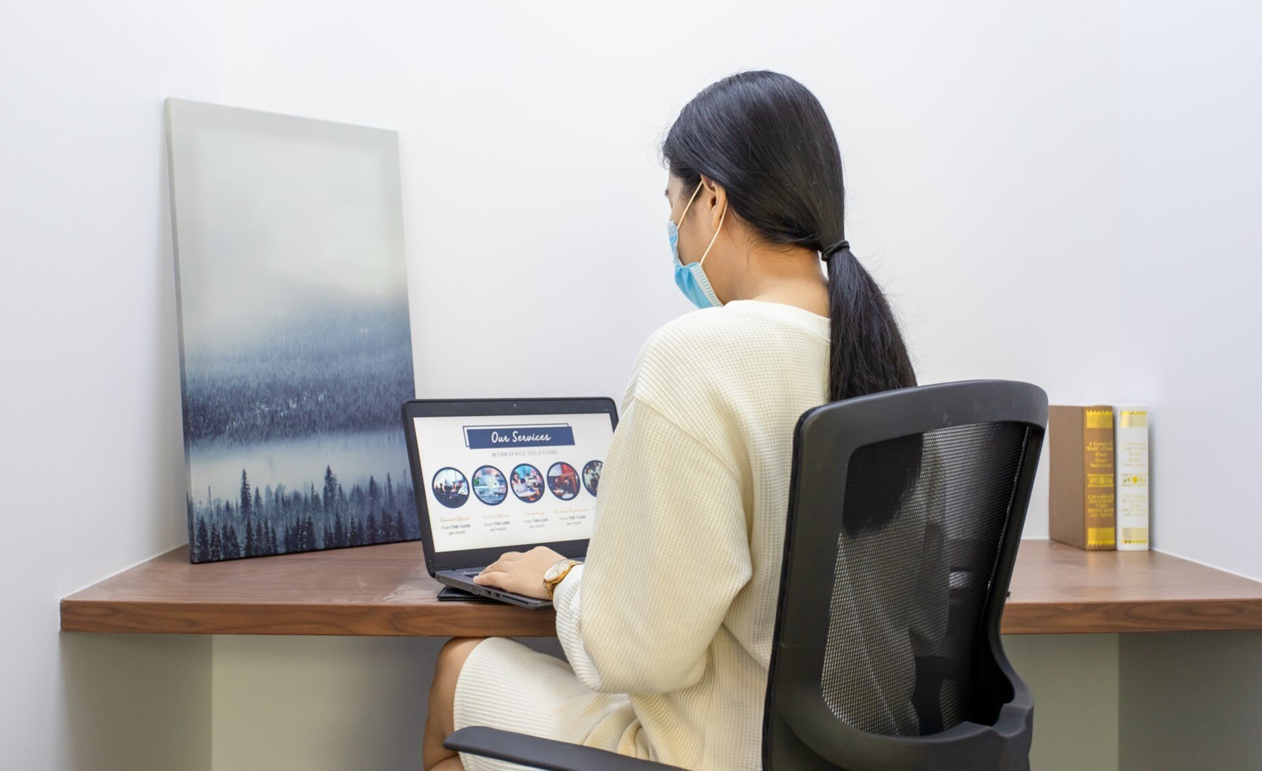 IT Support helping a client