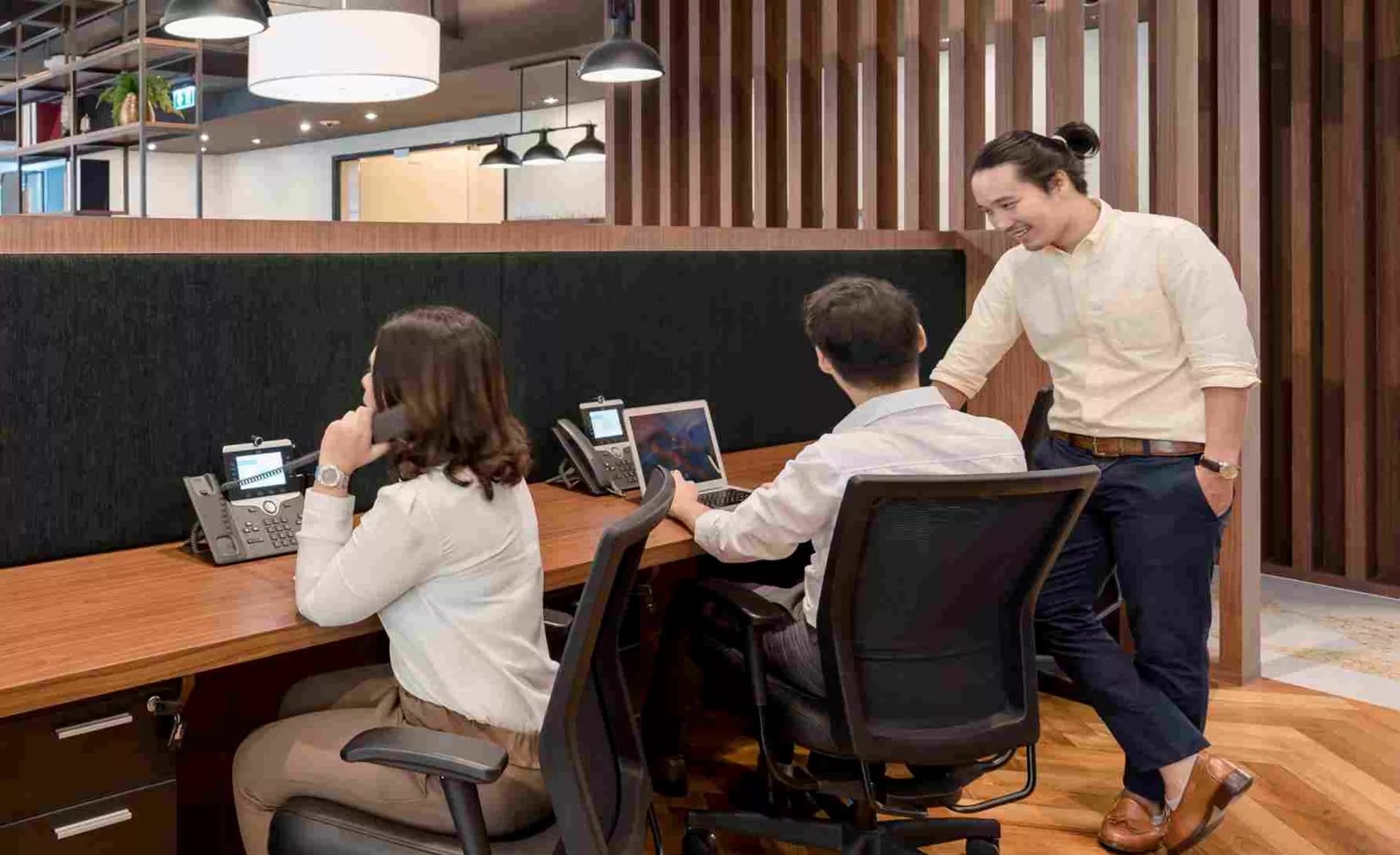 IT Support helping a client