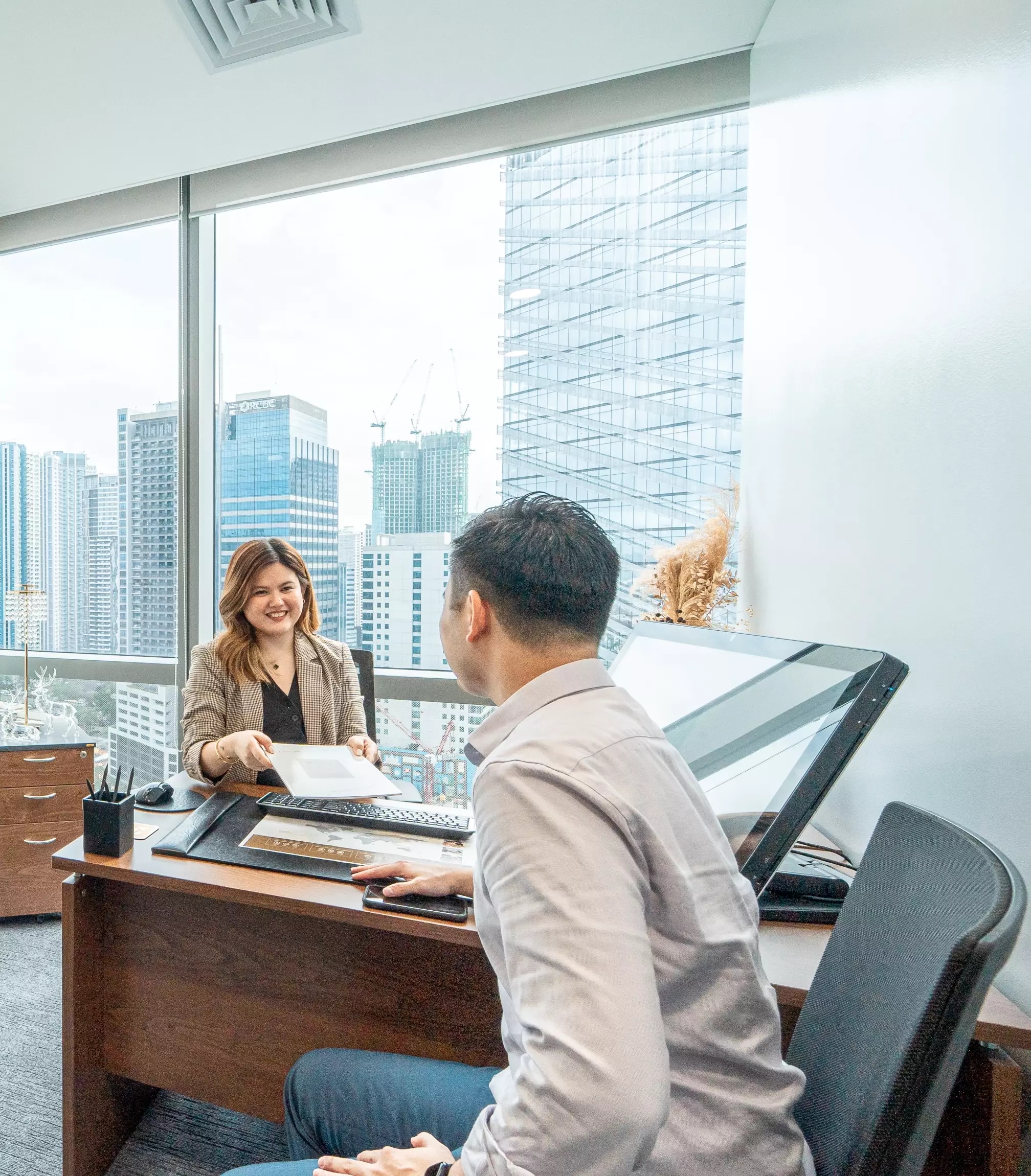 /media/36492/mr_po_mob_20231122-philippines-stock-exchange-private-office-4-ht.jpg